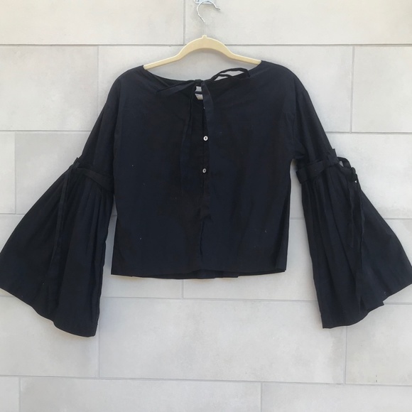 Black blouse with bell sleeve with draped details - Picture 2 of 4